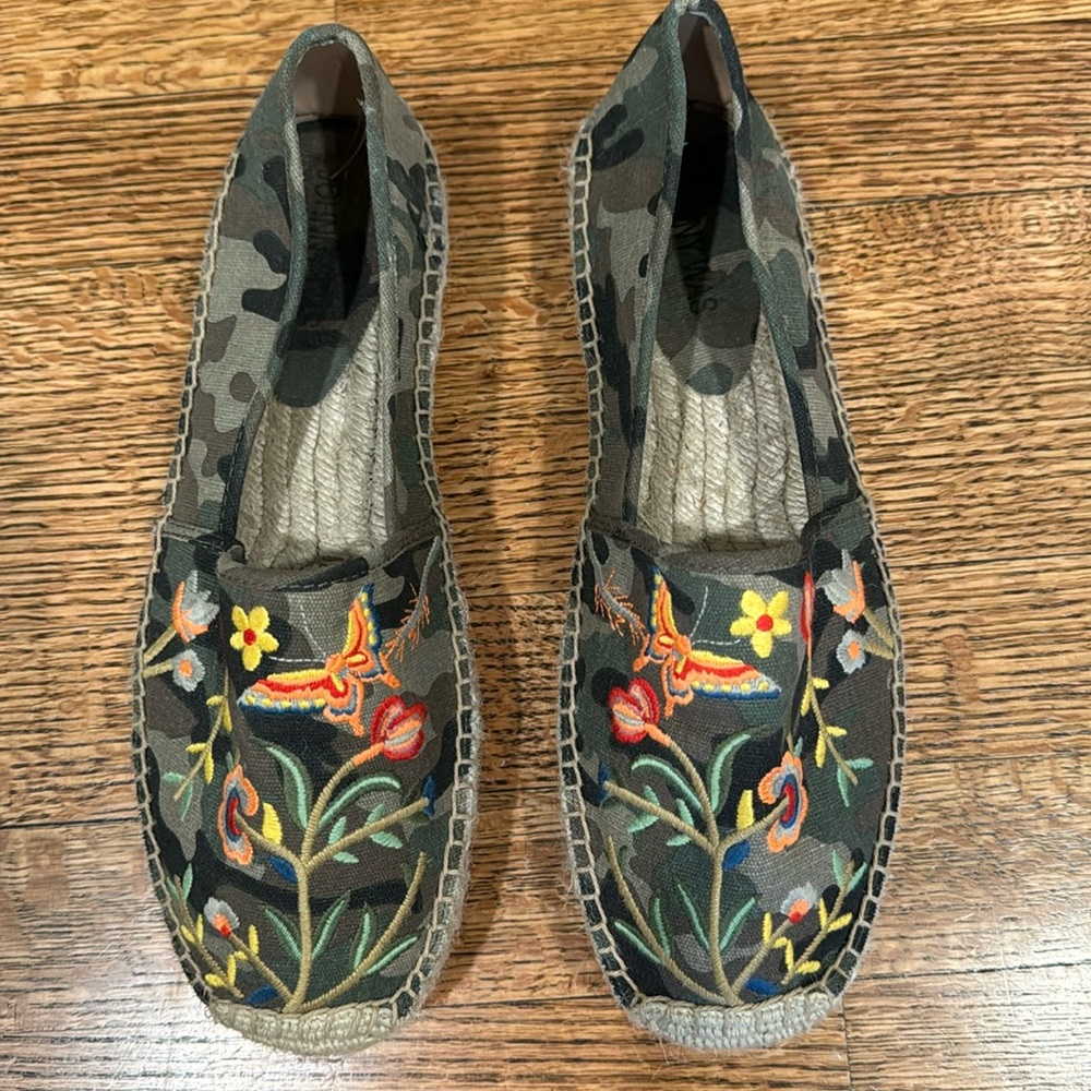 Johnny was camo flats. Size 8.5. Love these shoes.
